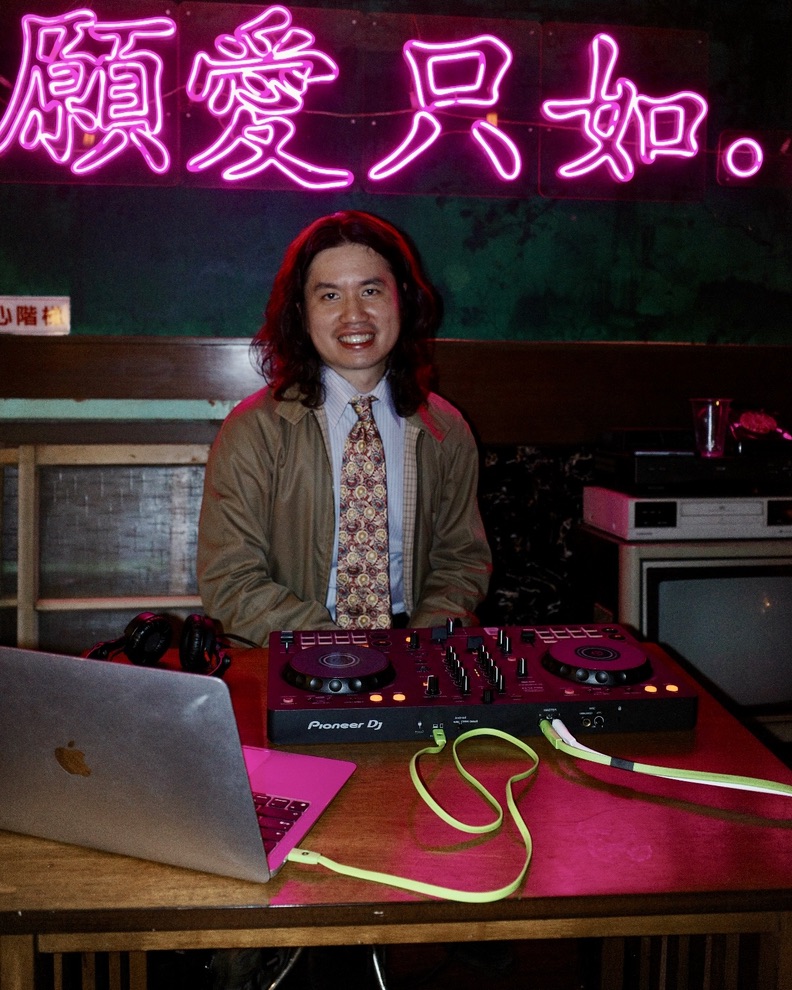 Gene 在霓虹燈招牌下演出