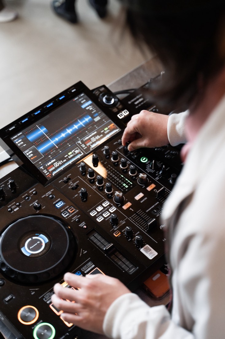 特寫 Pioneer DJ 控台上的手部動作
