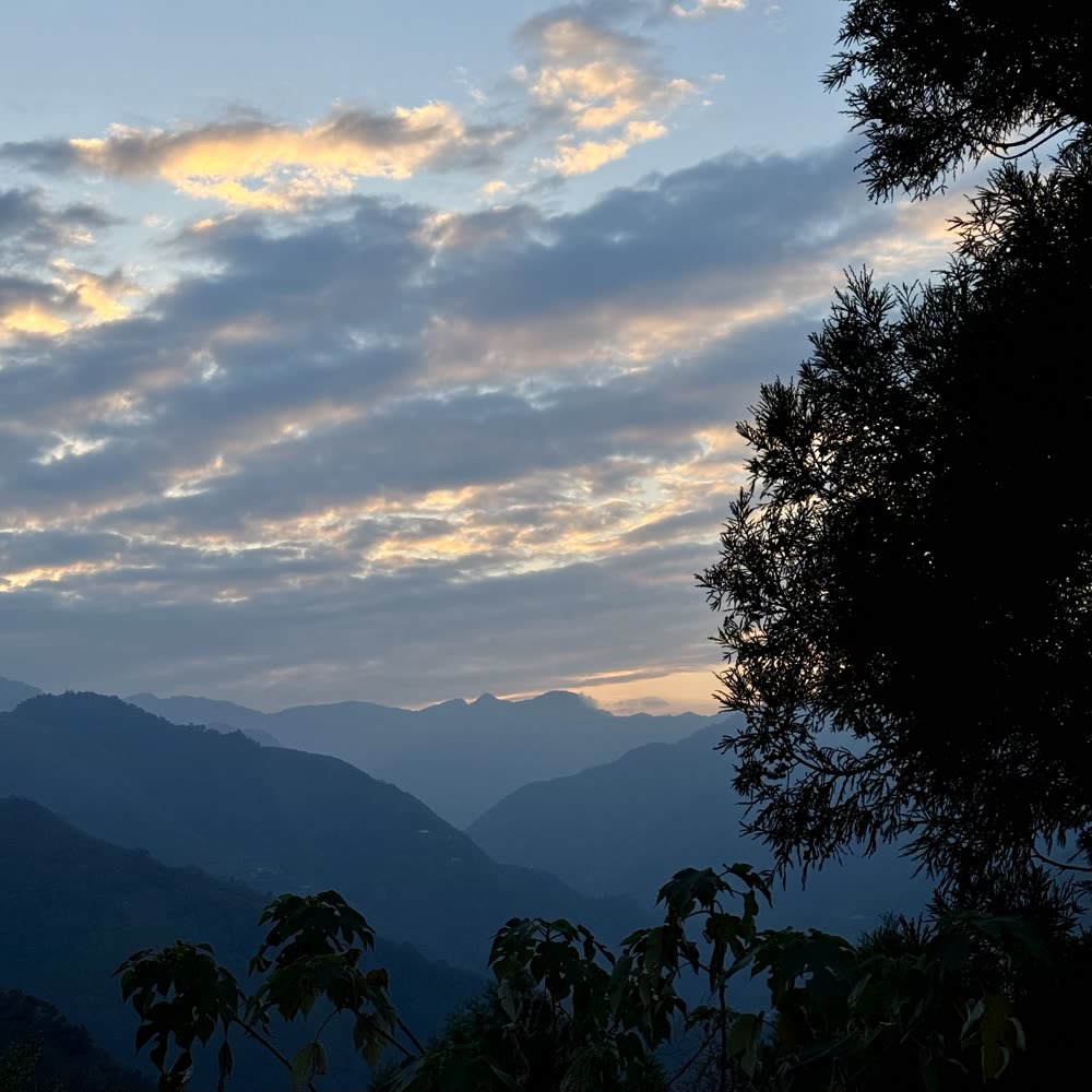 黃昏時山巒間的雲霞
