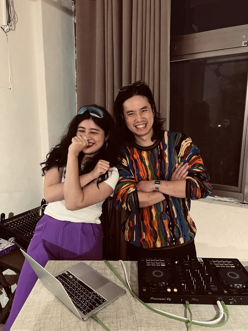 Winnie 與 Gene 在 DJ 台前開心合照