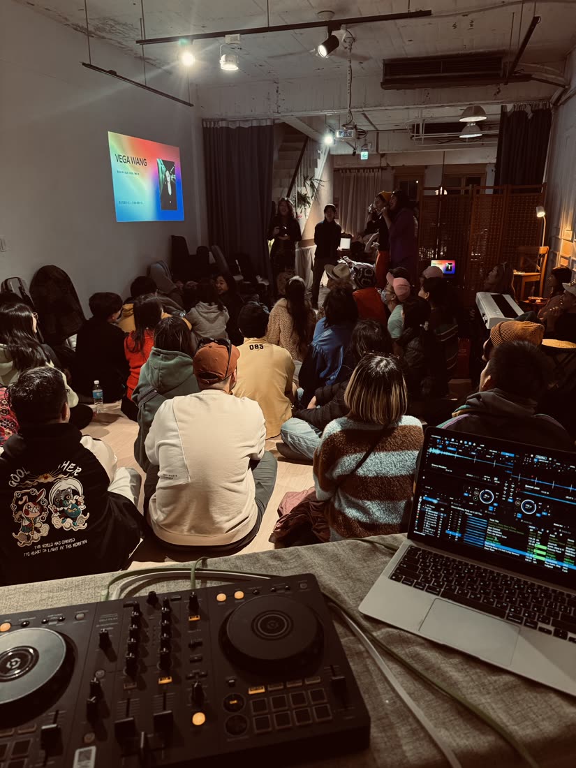 從 DJ 台後方看向席地而坐聆聽的來賓