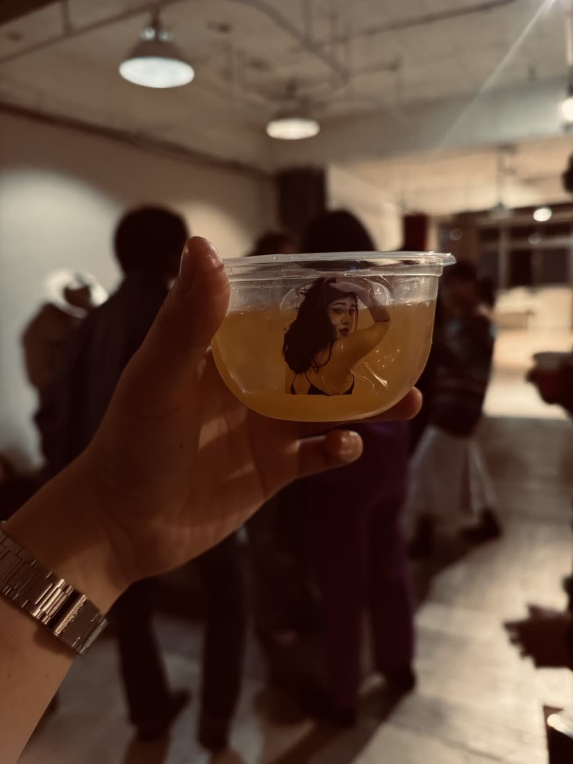 手拿印有 Winnie 插畫的飲料杯