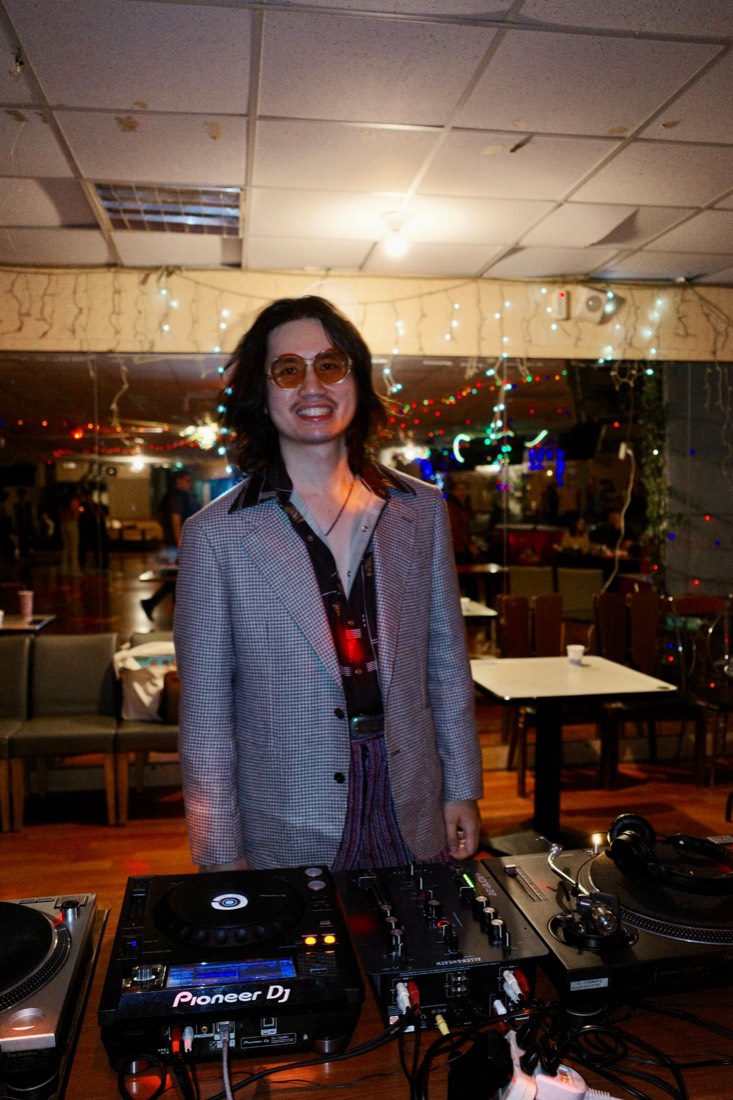Gene 在 DJ 台後面微笑